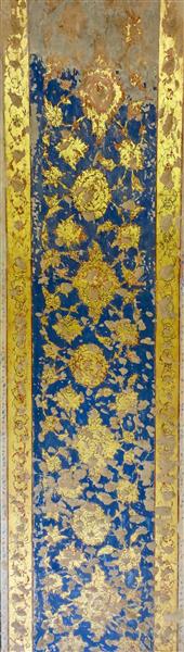 الگوی عمودی طلایی‌کاری (Gold Leaf) با پس‌زمینه لاجوردی و گل‌های شاه‌عباسی