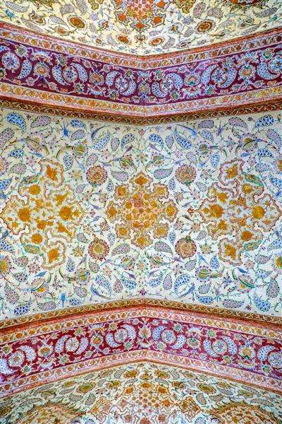 تقارن نقوش ختایی و بته جقه بر سقف طاق‌نمای چهلستون برای چاپ عریض