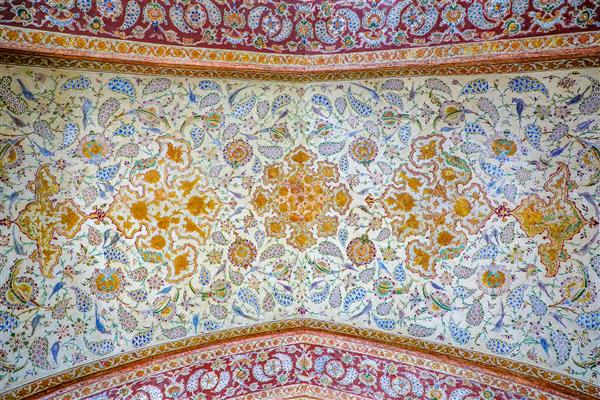 سقف ایوان با نقوش ختایی و اسلیمی رنگارنگ مناسب پوستر دکوراتیو