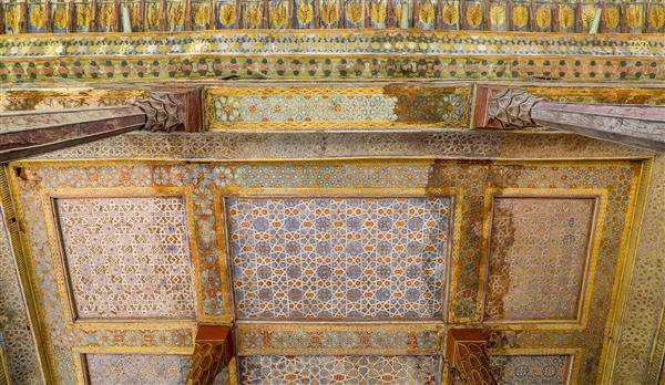 عکاسی از سقف چوبی با طرح‌های گره‌چینی و رنگ‌آمیزی قدیمی کاخ چهلستون