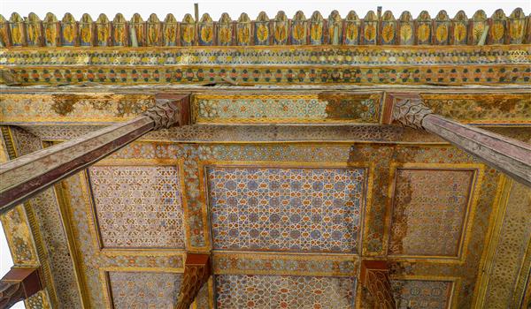 نمای از پایین سقف نقاشی‌شده و سرستون‌های ایوان چهلستون با جزئیات تزئینی