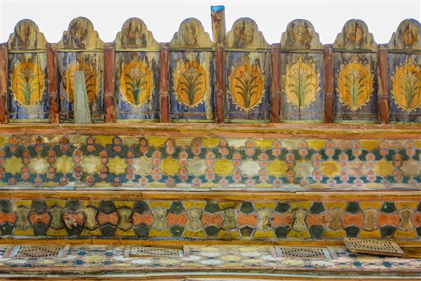 جزئیات سقف چوبی نقاشی‌شده با نقوش گیاهی و بومی ایوان چهلستون