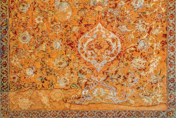 بافت و الگوی قالی‌گونه نقاشی دیواری چهلستون با طرح اسلیمی و ترنج