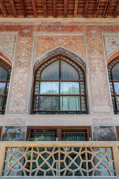 پنجره قدی بزرگ و نرده مشبک ایوان چهلستون مناسب چاپ‌های دکوراتیو