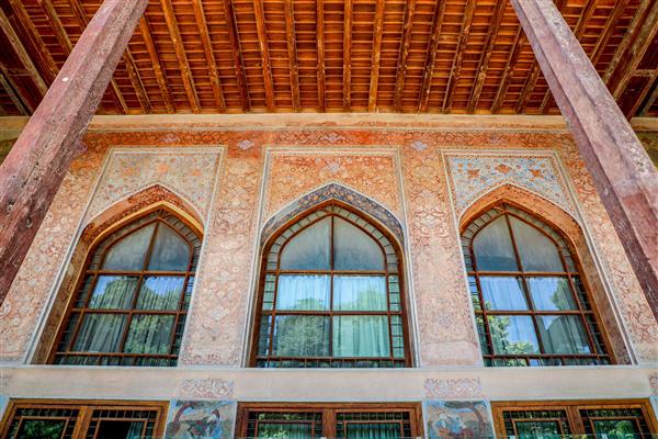 نمای پنجره‌های قدی و سرستون‌های ایوان با سقف چوبی چهلستون اصفهان