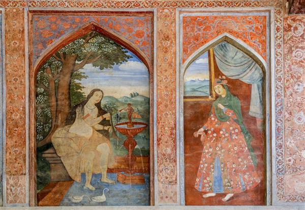 دو قاب نقاشی زن در باغ با فواره و زن در کنار پنجره در عمارت چهلستون