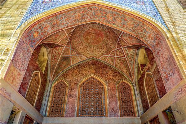 نمای عریض از ایوان شاه‌نشین چهلستون با طاق‌های رنگارنگ و کاشی‌کاری