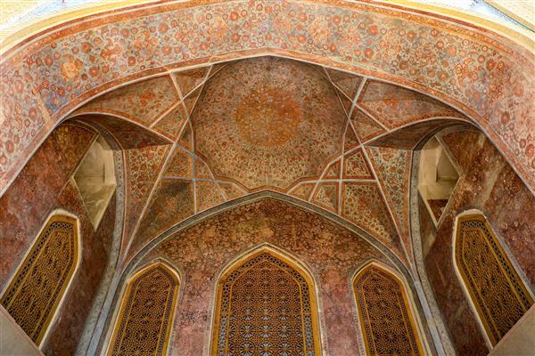 جزئیات سقف ورودی و طاق مقرنس با نقوش اسلیمی و ختایی کاخ چهلستون