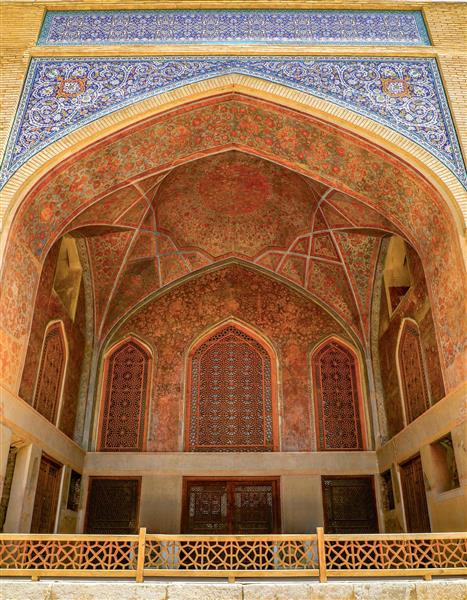 نمای تمام‌رخ از ایوان ورودی با کاشی‌کاری آبی و طاق‌نمای قرمز چهلستون