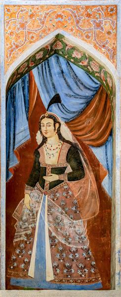 پرتره زن اشرافی صفوی با لباس سنتی در میان پرده‌های تزئینی چهلستون