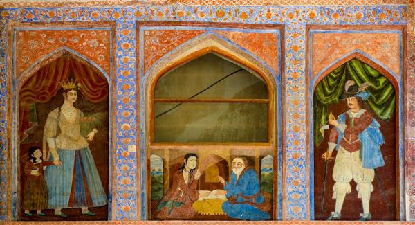 نقاشی‌های دیواری با جزئیات بالا شامل پادشاه و درویشان در چهلستون اصفهان