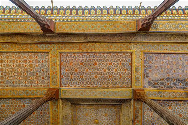 جزئیات سقف چوبی، تیرهای حمال و تزئینات گره‌چینی عمارت چهلستون