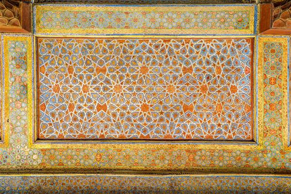 عکاسی کلوزآپ از تزئینات سقف گره‌چینی چهلستون اصفهان برای والپیپر باکیفیت