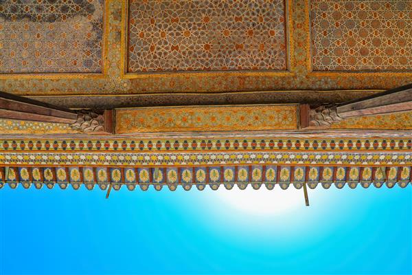 نمای سقف چوبی منبت‌کاری شده با طرح گره‌چینی و آسمان آبی چهلستون