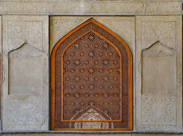 نمای تمام‌قد از پنجره مشبک چوبی و دیوار سنگی کاخ چهلستون اصفهان