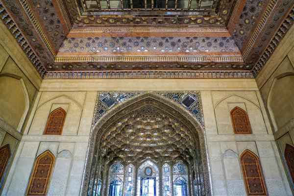 عکس باکیفیت واید از سقف و طاق مقرنس‌کاری کاخ چهلستون اصفهان