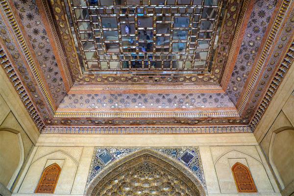 سقف و ورودی شاه‌نشین چهلستون اصفهان با کاشی‌کاری و آینه‌کاری برای چاپ عریض