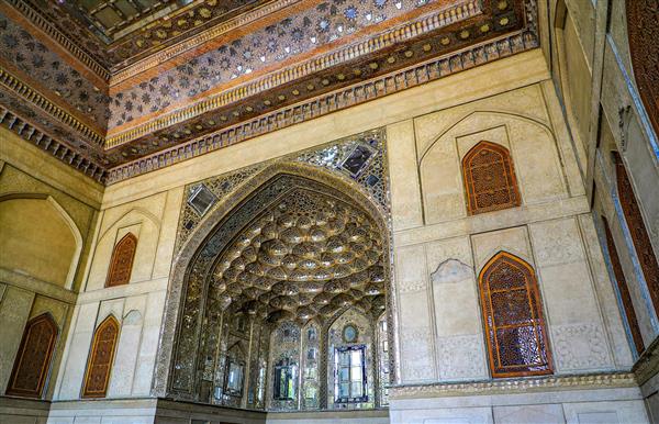 طراحی داخلی اتاق‌ شاه‌نشین چهلستون با مقرنس و آینه‌کاری برای پوستر معماری