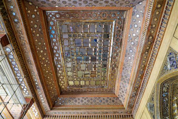 نمای سقف آینه‌کاری‌شده و چوبی باکیفیت بالا کاخ چهلستون اصفهان