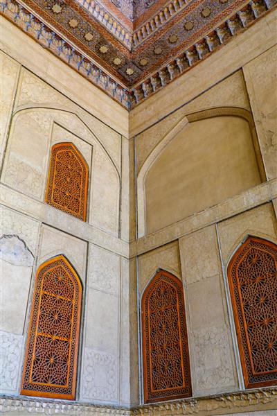 تصویر دیوار و پنجره‌های مشبک چوبی چهلستون اصفهان مناسب چاپ تابلو دکوراتیو