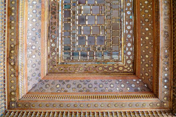 نمای نزدیک سقف چوبی و آینه‌کاری عمارت چهلستون برای طراحی داخلی