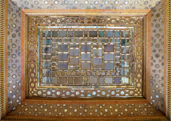 عکاسی کلوزآپ از سقف آینه‌کاری چهلستون اصفهان برای پوستر دکوراتیو