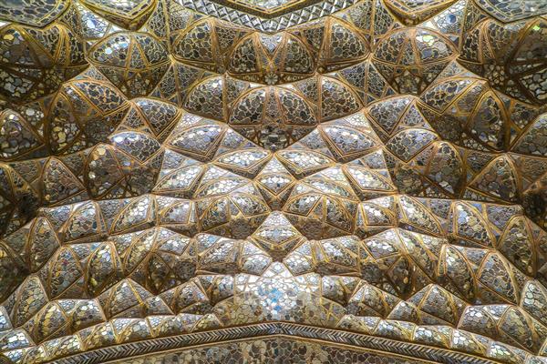 عکس نمای بسته از سقف و گچ‌بری مشبک آینه‌کاری مقرنس‌کاری کاخ صفوی