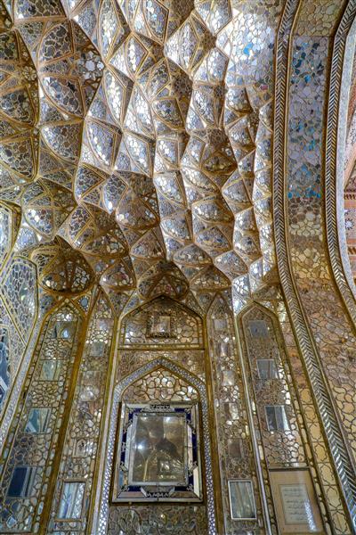 تصویر باشکوه آینه‌کاری مقرنس‌کاری و گره چینی سقف تالار آینه کاخ عالی قاپو یا چهلستون