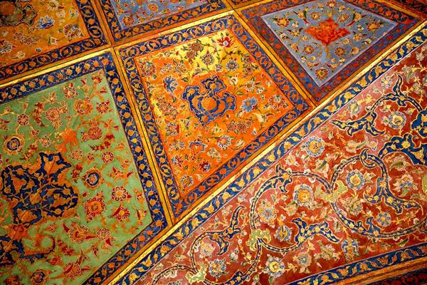 عکس جزئیات سقف نقاشی‌شده با لوزی‌های رنگی و طلایی با نقش گل و بوته در کاخ عالی قاپو