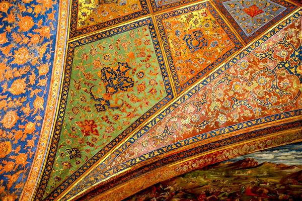 تصویر نمای مورب از سقف و طاق‌های رنگارنگ با نقوش اسلیمی و ختایی در بنای صفوی