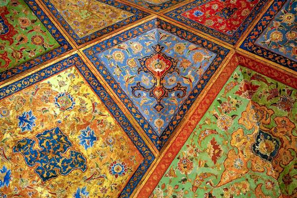 عکس نمای مورب از کاشی‌کاری و نقوش متنوع با رنگ‌های زنده در سقف چهلستون