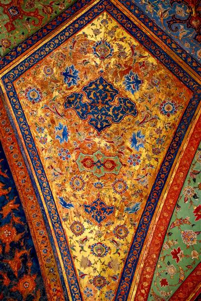 تصویر نمای بسته از نقوش اسلیمی و ختایی با جزئیات طلایی سقف کاخ چهلستون