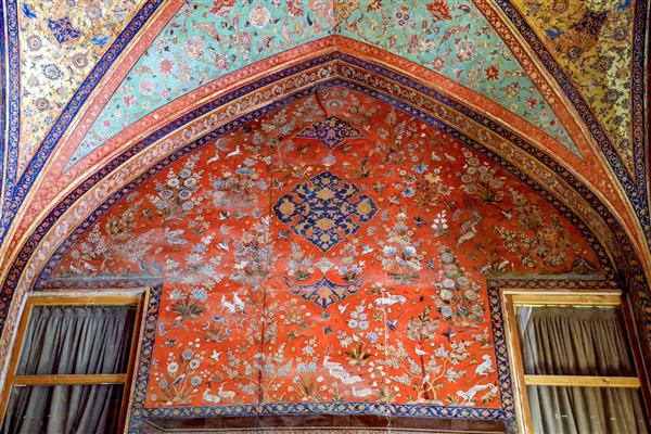 نقاشی دیواری بزرگ (بزرگ‌تر از حد معمول) با نقش گل و مرغ در طاق کاخ چهلستون