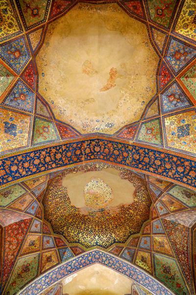 عکس نمای عالی از تقارن سقف و مقرنس‌کاری‌های طلایی کاخ چهلستون اصفهان
