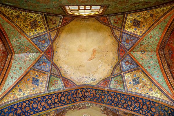 تصویر باکیفیت سقف اتاق میانی با نقوش ستاره‌ای و تزئینات طلایی در کاخ چهلستون