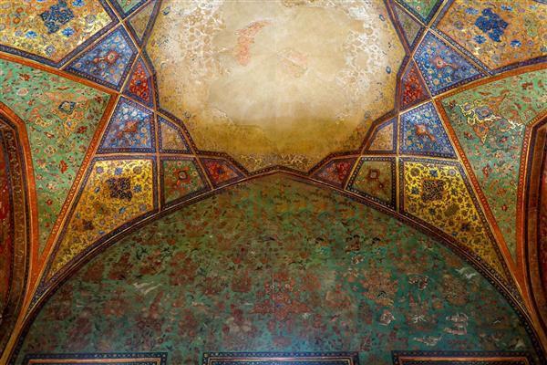 عکس نمای بسته از سقف و طاق مقرنس‌کاری شده با نقوش هندسی در کاخ چهلستون