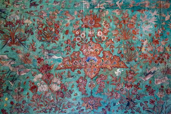 تصویر نمای بسته از نقاشی گل و بوته دیواری با طرح شاه‌عباسی و پرندگان در چهلستون