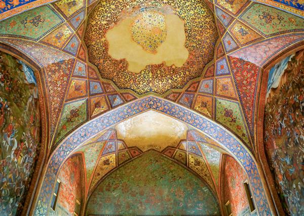 عکس نمای عالی از سقف مقرنس و کاشی‌کاری‌های رنگارنگ کاخ چهلستون اصفهان