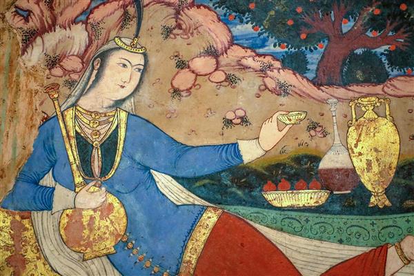 نقاشی دلبر صفوی با لباس آبی و ساز و سه‌تار در حال بزم و نوشیدن در چهلستون