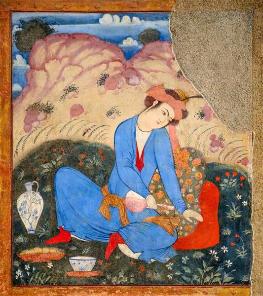 تصویر دلبر صفوی با لباس آبی و کلاه صورتی در حال استراحت در طبیعت کاخ چهلستون