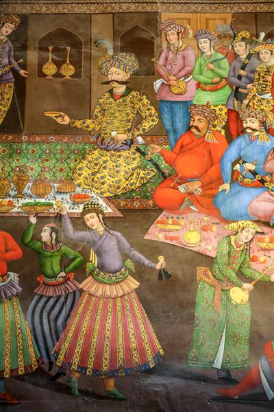 تصویر نمای نزدیک از بزم شاهی با شاه و مهمانان و رقص زن صفوی در نقاشی چهلستون