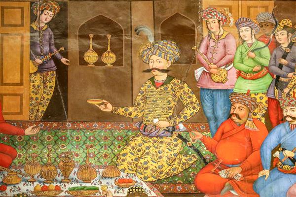 نقاشی باکیفیت شاه عباس (یا طهماسب) نشسته بر تخت و گروهی از مهمانان در چهلستون
