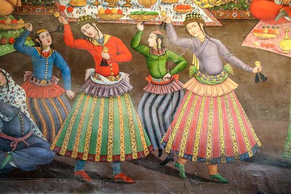 تصویر نمای نزدیک از رقاصه‌های زن در حال رقص با لباس‌های سنتی در نقاشی چهلستون