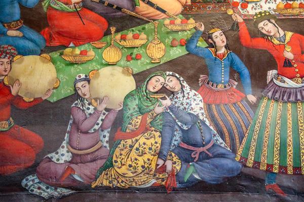 عکس نمای نزدیک از زنان و نوازندگان دف در نقاشی بزم در کاخ چهلستون اصفهان