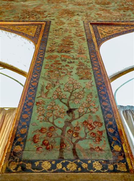 نقاشی ستون یا طاق با طرح درخت میوه، پرنده و حیوانات (نمای سبز)