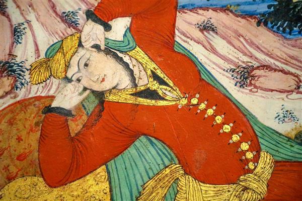 جزئیات پرتره زن صفوی با لباس قرمز در حال آرایش یا استراحت (مینیاتور)