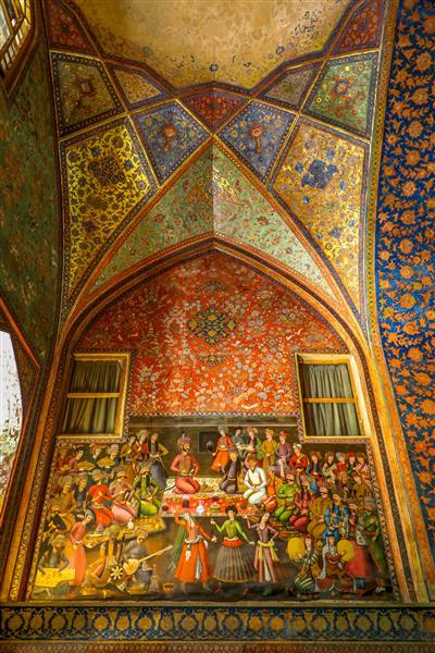 ایوان و سقف مقرنس چهلستون اصفهان – نگارگری و کاشی‌کاری