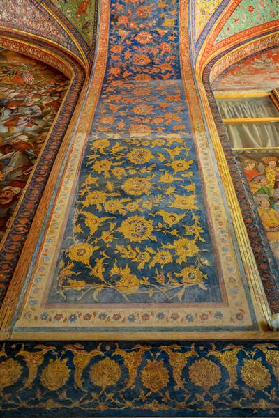 تزئینات اسلیمی و گل‌وبته تالار چهلستون اصفهان – سقف و دیوار