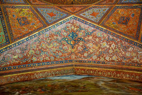 نمای نزدیک از طرح گل و بوته در تزئینات طاق سقف چهلستون اصفهان