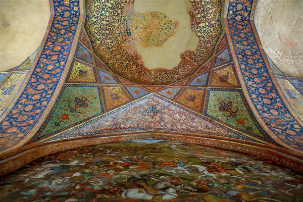 سقف طاق‌دار و نگارگری‌های اسلیمی بالای نقاشی نبرد چهلستون